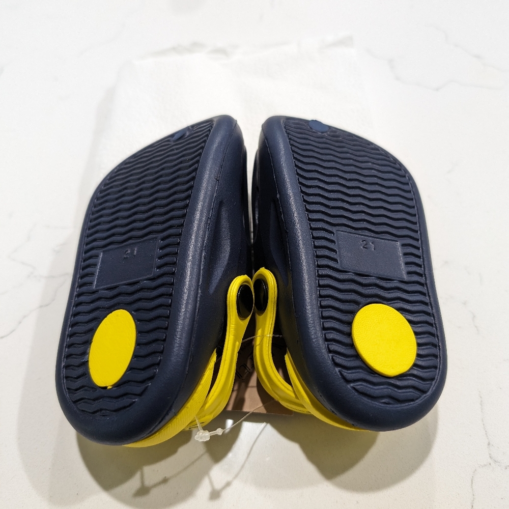 NWT Kids Clogs in sizes 12M to 3/4, Durable and Long-lasting, Penguin charm - Picture 5 of 5